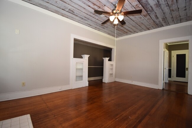 Building Photo - Recently Updated 3 Bedroom House