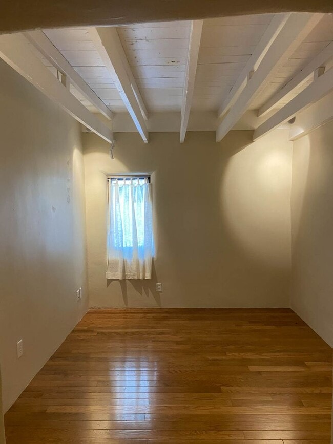 Building Photo - ABSOLUTELY DARLING 2 Bedroom  1 Bath DOWNT...