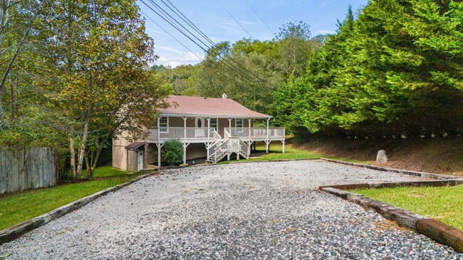 Building Photo - Desirable South Asheville Home