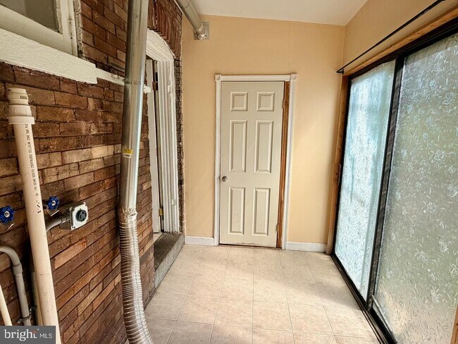 Building Photo - 400 W 3rd St