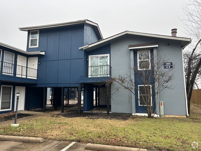 Building Photo - Treehouse Apartments