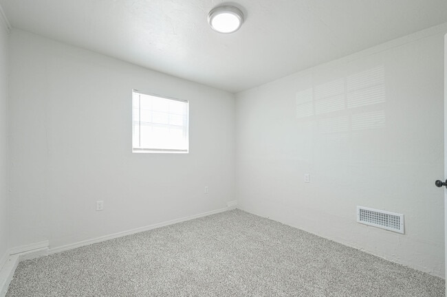 Building Photo - 1349 Kinkaid Dr