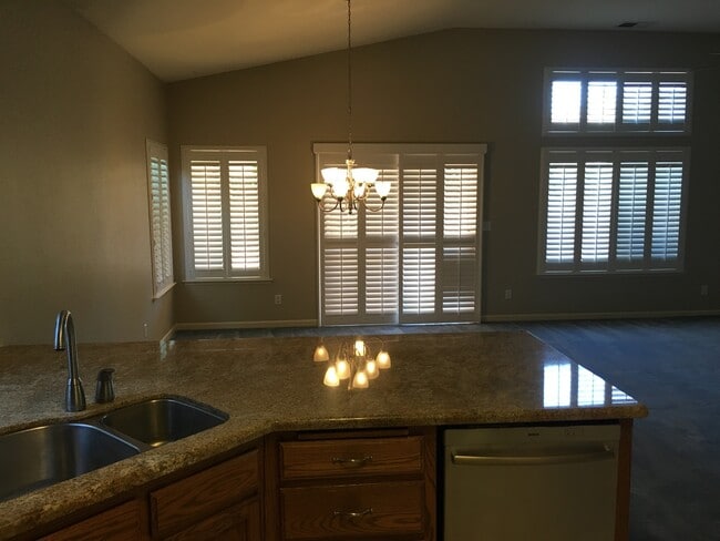 Building Photo - GORGEOUS CLOVIS UNIFIED 4 BEDROOM HOME!