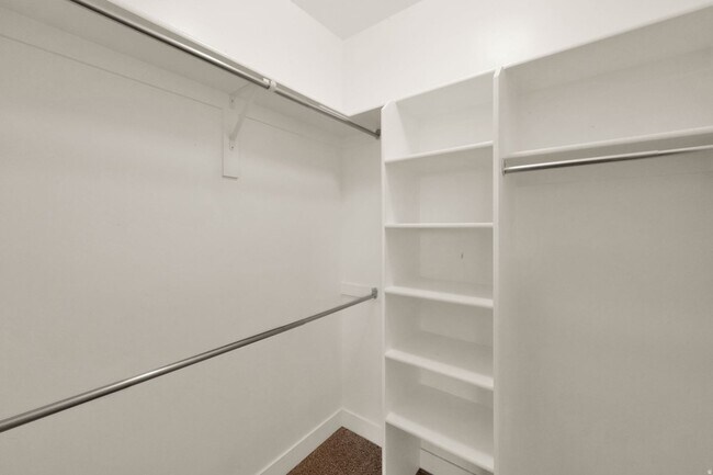 Building Photo - 1823 N Crest Rd