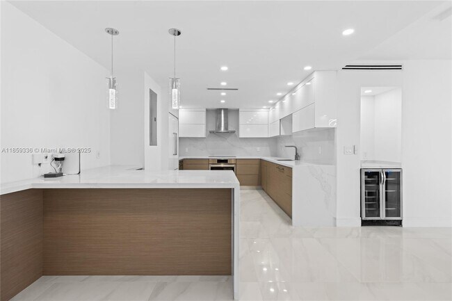Primary Photo - 9801 Collins Ave