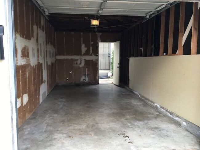 Building Photo - Duplex 2Bedrooms, 1Bathroom.