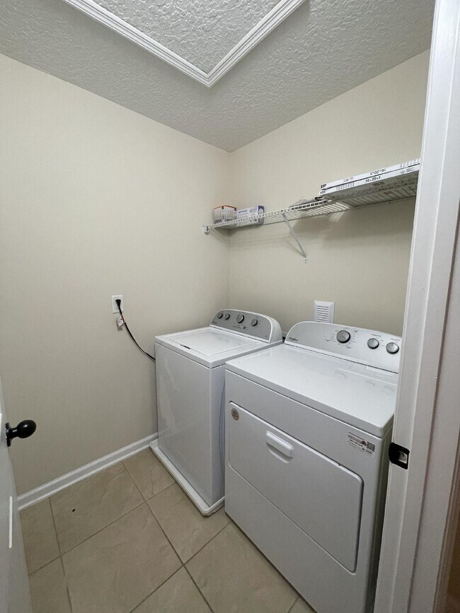 Building Photo - 3 bedroom 2 .5 bath townhome 2 car attached garage  in St. Johns county