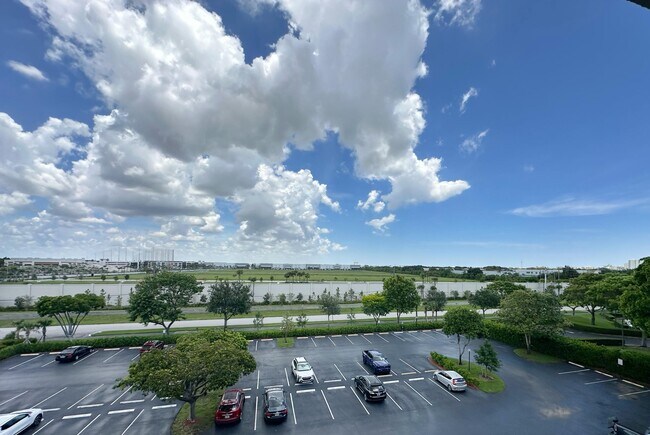 Building Photo - 2220 N Cypress Bend Dr