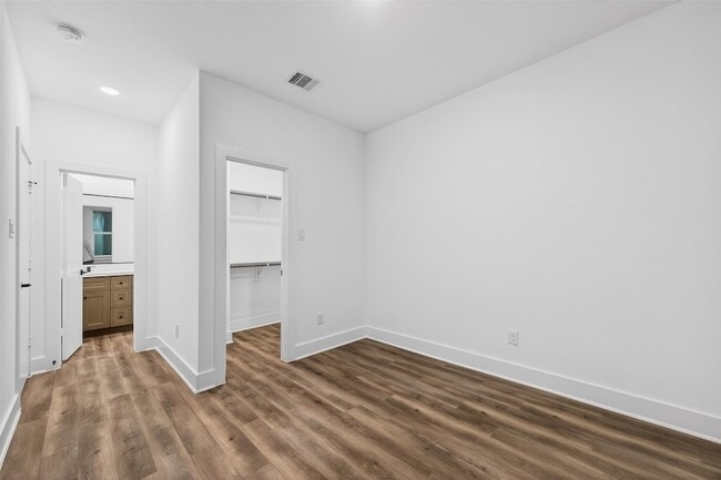 Building Photo - 3001 Delano St