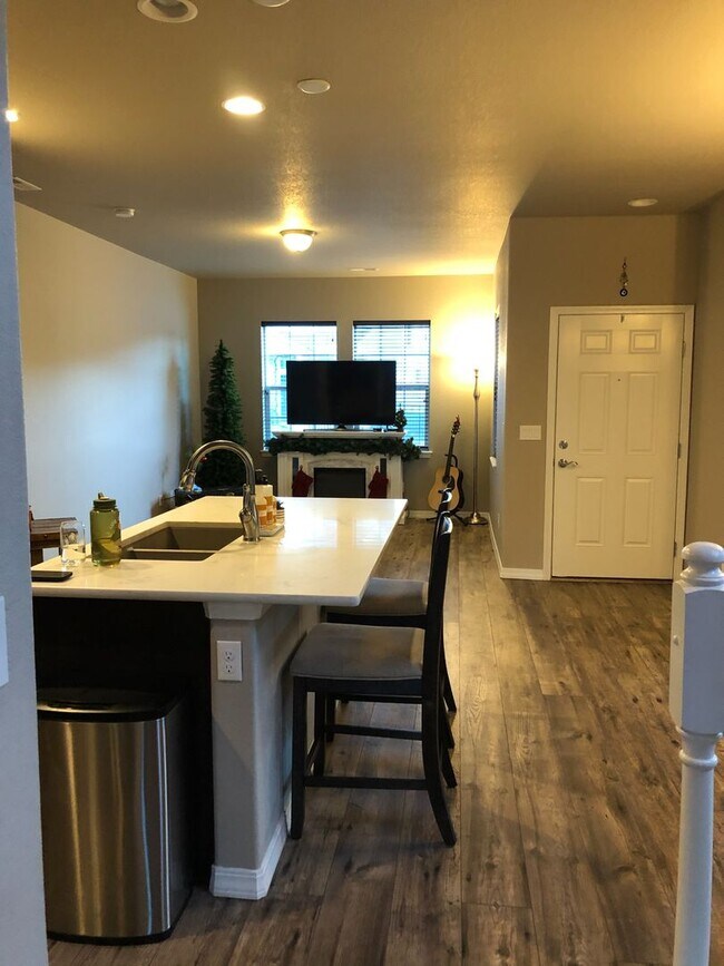 Building Photo - 3bd, 2.5ba 2car West Side Beauty, Built in...