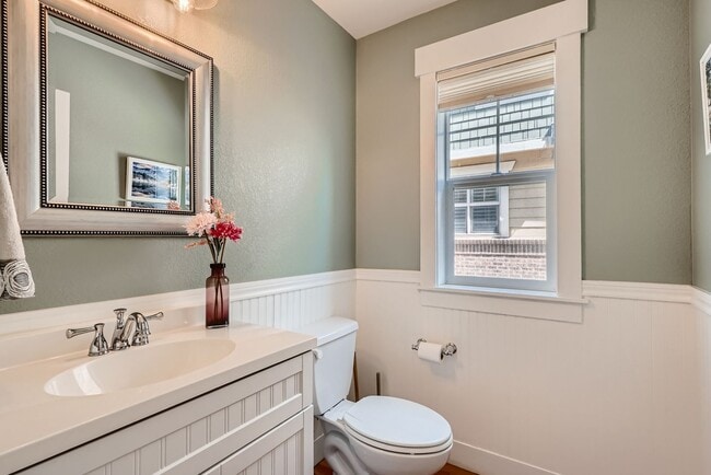 Building Photo - Long Realty & Property Management - Wonderfully Located Townhome in Great Neighborhood