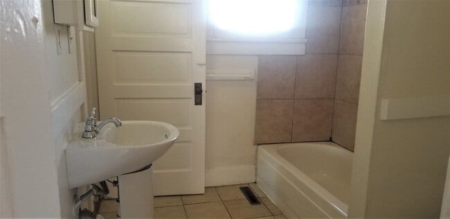 Building Photo - 1920's Farmhouse in Lakewood - Month to Month Short Term Only