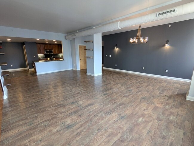 Building Photo - Spacious 1 Bedroom 1.5 Bathroom Downtown Condo