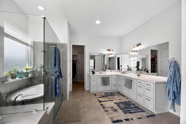 Building Photo - GATED COMMUNITY - 3 BEDROOM