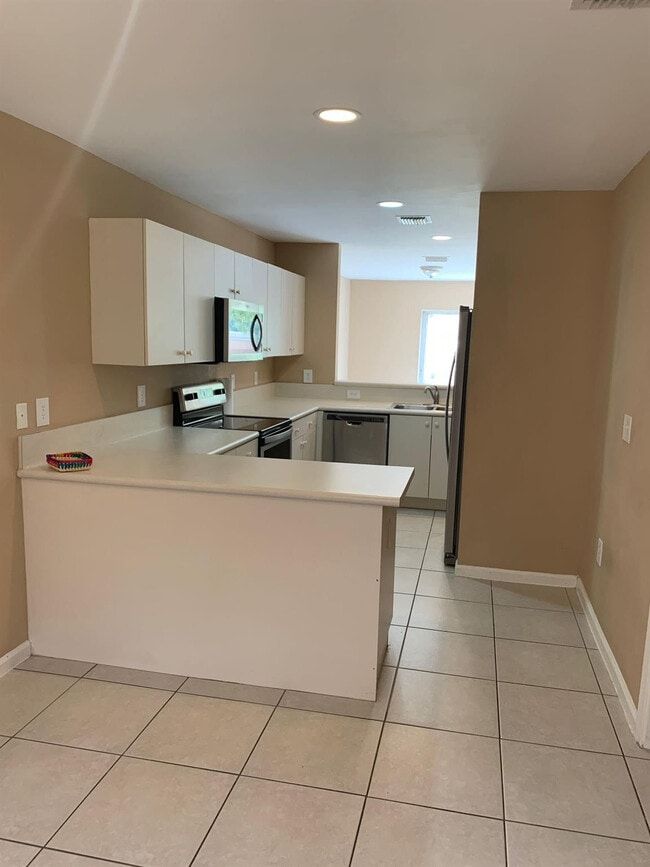 Building Photo - 2400 NW 98th Ln