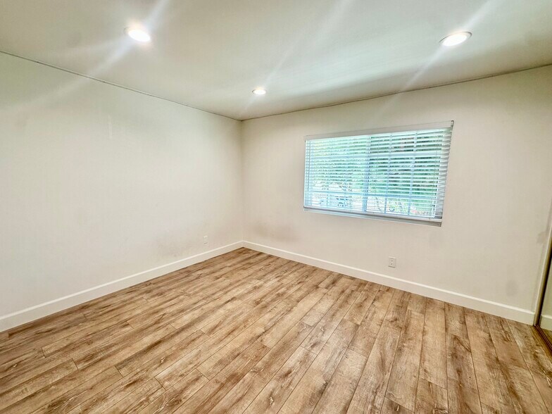 Building Photo - 5538 Las Virgenes Rd