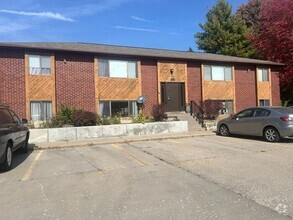 Building Photo - $950 | 2 Bedroom, 1 Bathroom Apartment | C...