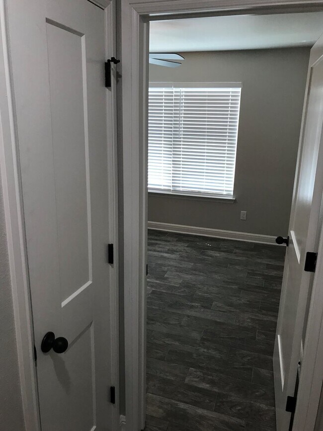 Building Photo - Gorgeous 2 bed/2 bath near Bunny Trail