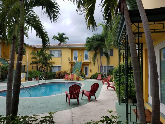 Building Photo - 729 NE 16th Ave