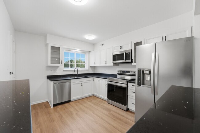 Building Photo - 9388 Bay Colony Dr