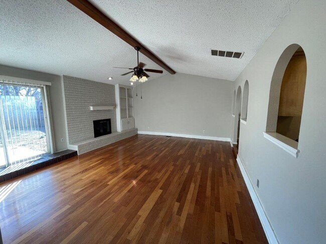 Building Photo - 3 bed 2 bath, 2 car with wood floors, fenc...
