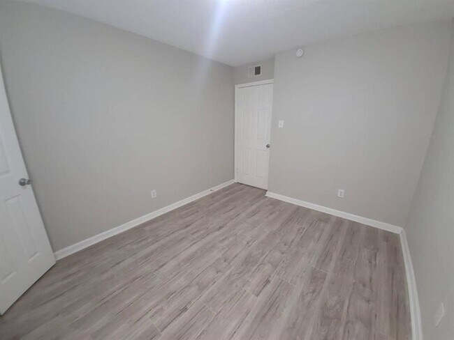 Building Photo - 8100 Creekbend Dr