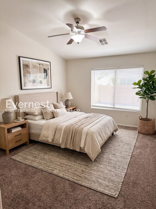 Building Photo - 2 Bed/2 Bath Home with Fenced Yard & Garage / Available Now!