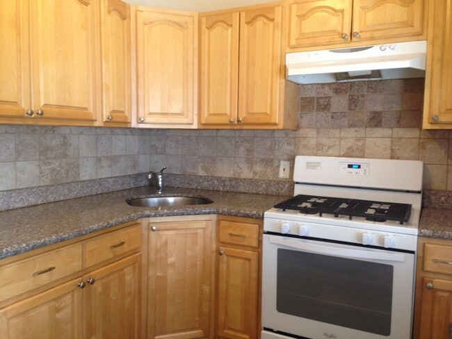 Building Photo - Great Home! 4 Bedroom House with Spacious Living Area! Full Basement for Storage! W/D Hook-ups! Y...
