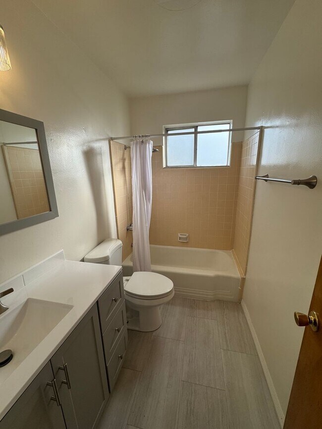 Building Photo - 624-624 W Riggin St