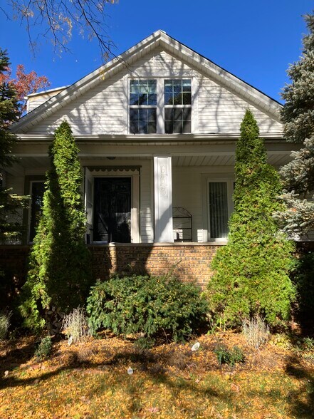 Residential Living in separate Unit 2 upstairs - 633 Glenview Ave