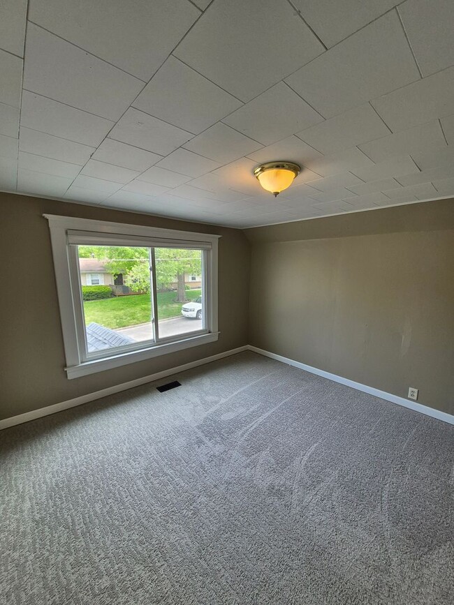 Building Photo - Charming 2 bed-1 bath in Bloomington