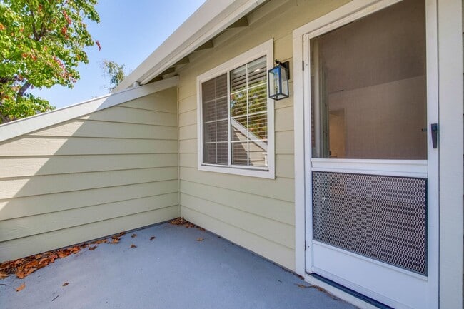 Building Photo - 2-Suite Townhome in Whisman Station Area | Easy Access to 101/237/85