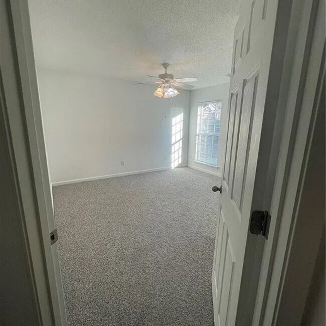 Building Photo - 568 Marshview Dr