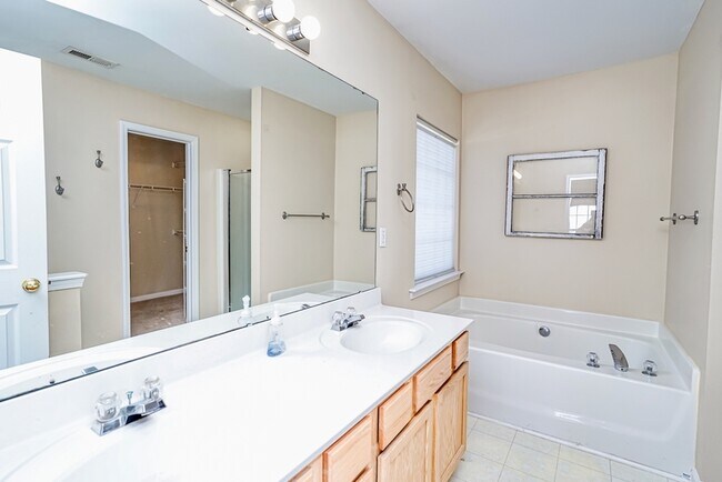 Building Photo - 545 Smoothstone Dr