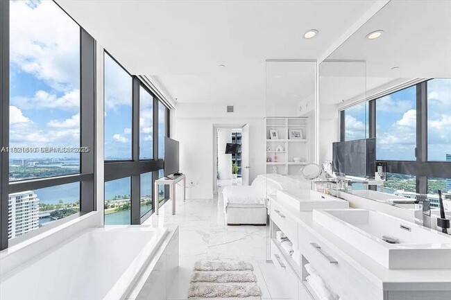 Building Photo - 650 NE 32nd St