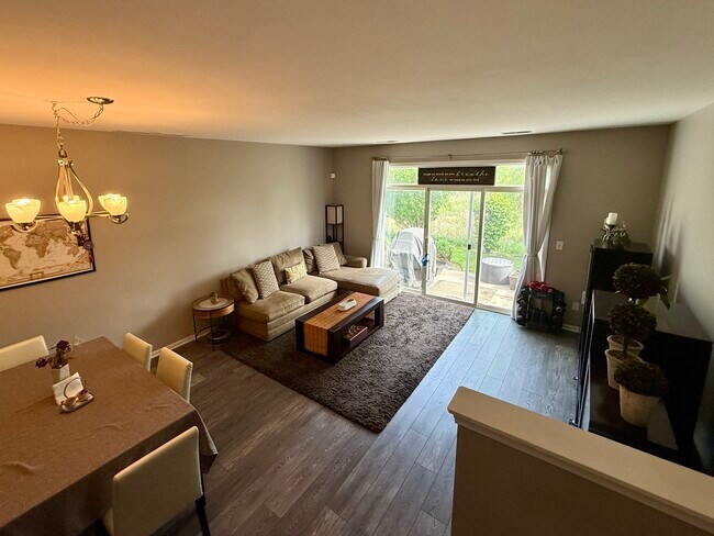 Building Photo - 2427 Golf Ridge Cir