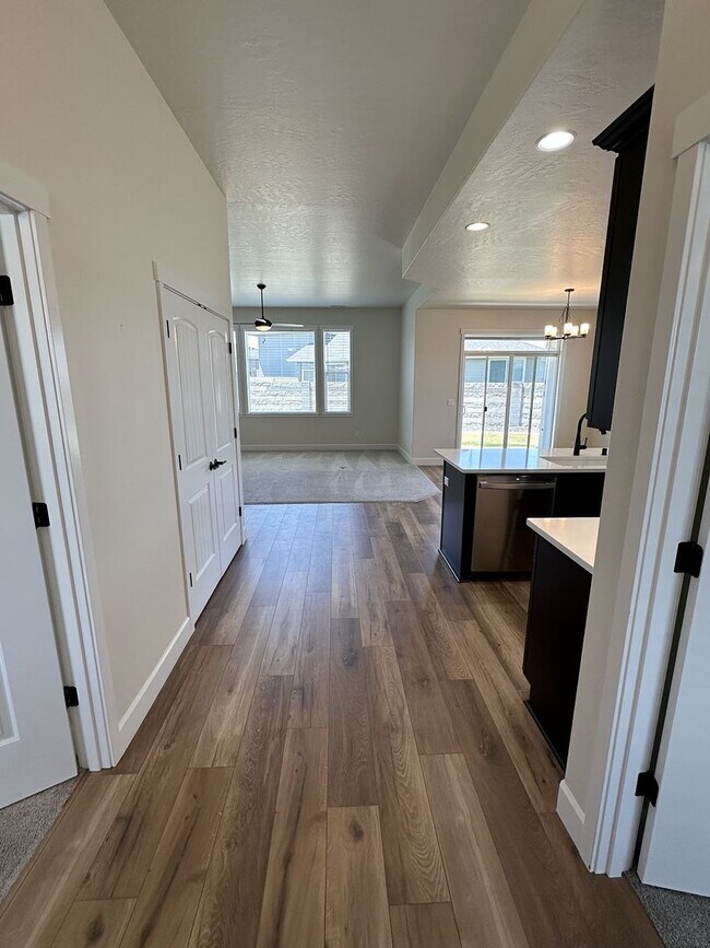 Building Photo - Luxury 3-Bedroom Home for Lease in Apple Valley, Kennewick – Built 2023