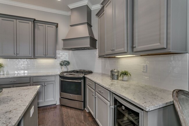 Building Photo - Pinnacle Park Townhomes -- Furnished, Utilities Included