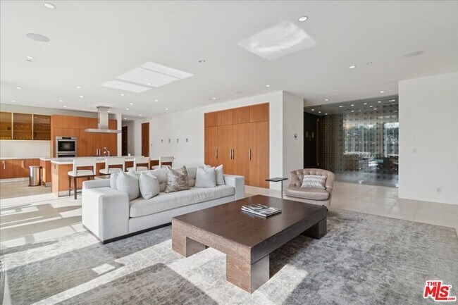 Building Photo - 1232 Sunset Plaza Dr