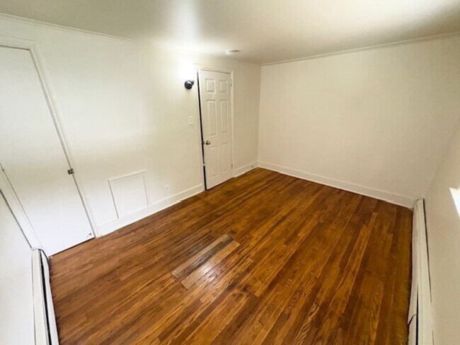 Building Photo - 2 Bedroom Townhome