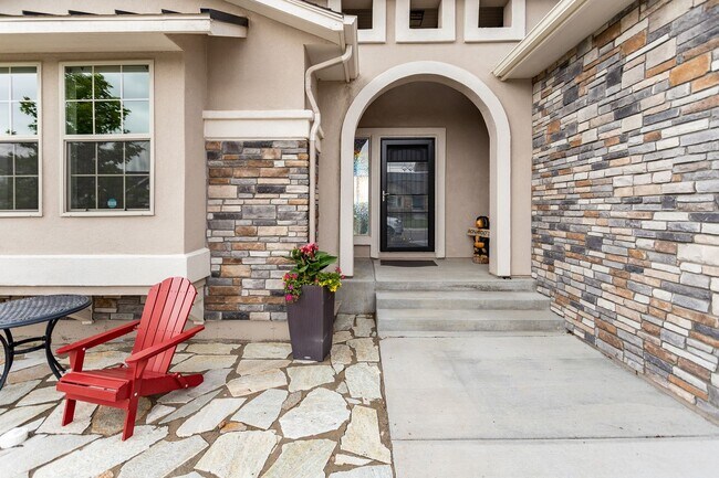 Building Photo - Spacious 4-Bedroom Home in Prestigious For...