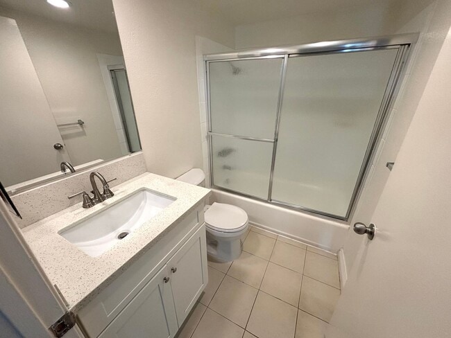 Building Photo - Turnkey 3 bedroom, 2.5 bathroom condo avai...