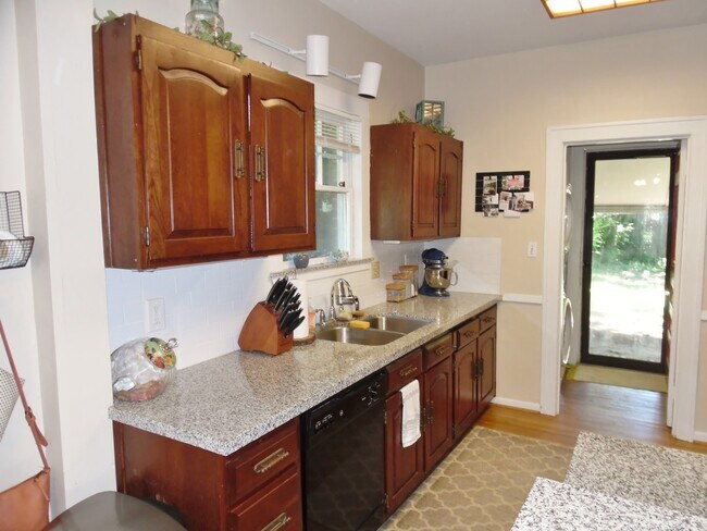 Building Photo - Bungalow in Mistletoe Heights!