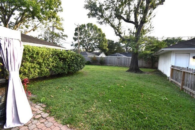 Building Photo - 8011 Meadowvale Dr