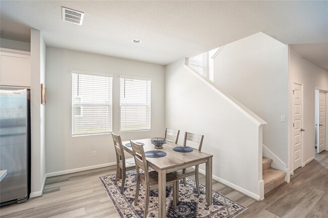 Building Photo - 301 Elm Br Trl