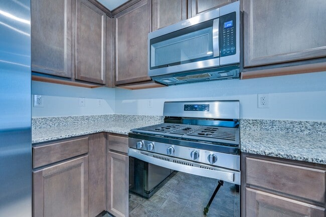Building Photo - SE!!  Gated!! Community Pool!! Clubhouse!! Fitness Center!! Up Graded Appliances!!! 2 Car Garage!!