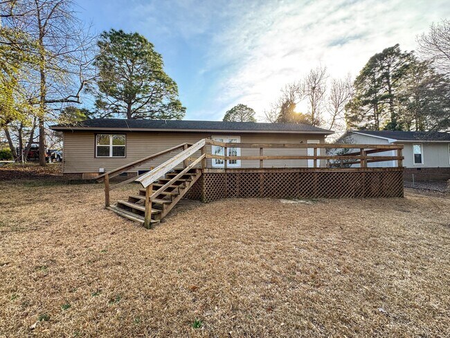 Building Photo - Charming 3 Bed 1.5 bath in College Lakes