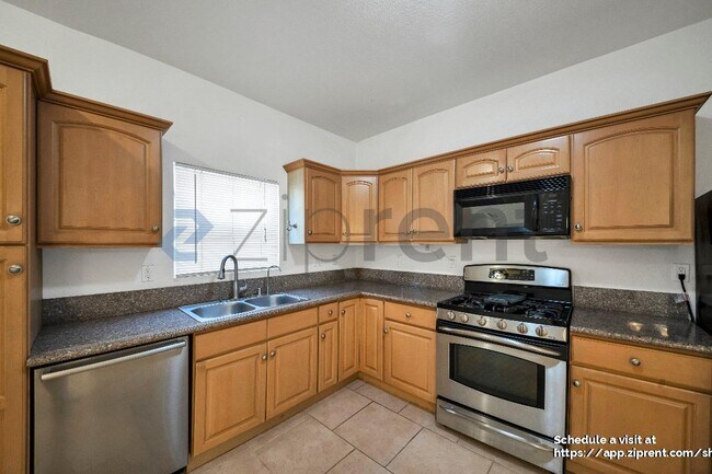 Building Photo - 2818 S Bronson Ave