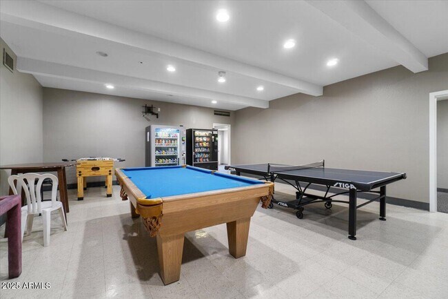 Building Photo - 5200 S Lakeshore Dr