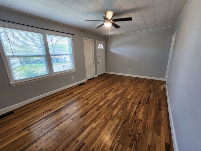 Building Photo - 3/1 Charmer in West Lampasas